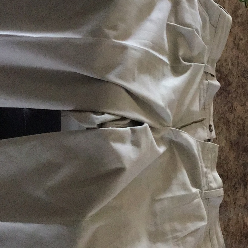 Men’s very gently worn pleat front khakis.
